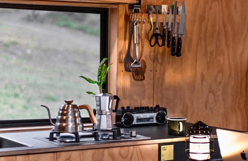 Bowman Farm House | Valley Views Off-Grid Cabin - Pet Friendly - Nicho