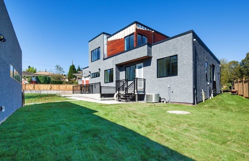 Fraserview House | VANCOUVER - Modern 2-Bed 2-Bath Suite on Ground floor. 5 min walk to Golf Course