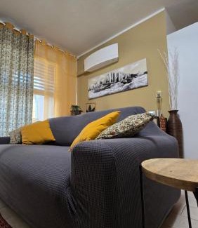 Downtown House | VARESE PRIME - Stylish and large Apartment, Air Conditioning, 2 Baths, 2 Parking, City Centre