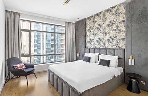 Dubai Marina Apartment | VayK - Deluxe 2BD with Panoramic Marina View, 5 mins from JBR Beach and Dubai Marina Mall