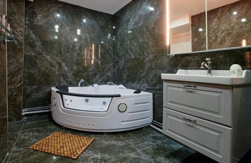 Versailles Apartment | Versailles Jacuzzi - Sauna - RDC 2