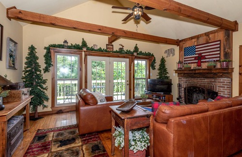 Townsend Cottage | Very clean mountain retreat with Mountain View, Wi-Fi, Jacuzzi, FREE POOL ACCESS