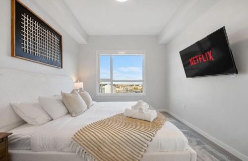 Southeast Calgary Apartment | Very Spacious Luxury Apartment with AC, 70" Smart TV with Netflix, Free Underground Parking & More