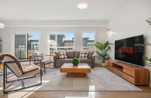 Southeast Calgary Apartment | Very Spacious Luxury Apartment with AC, 70" Smart TV with Netflix, Free Underground Parking & More