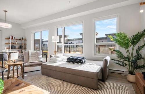 Southeast Calgary Apartment | Very Spacious Luxury Apartment with AC, 70" Smart TV with Netflix, Free Underground Parking & More