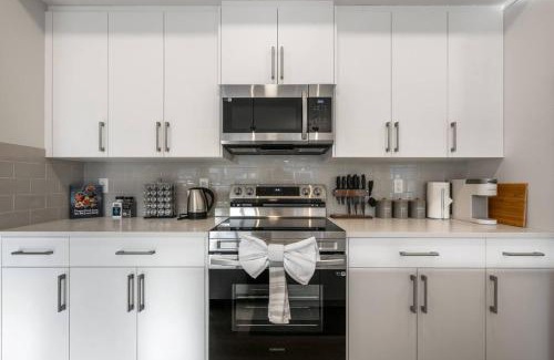 Southeast Calgary Apartment | Very Spacious Luxury Apartment with AC, 70" Smart TV with Netflix, Free Underground Parking & More