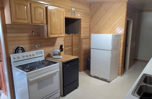 White Pine House | Very spacious, serene 4-bedroom house enough room for multiple families w/Wi-Fi