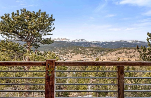 Nederland Ski Chalet | Very spacious vaulted ceiling 1-bdrm Chalet in Ned, 10 min from skiing, Views