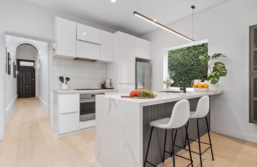 Albert Park Apartment | Very Victorian, Modern & Special. 2BRM, 1BTH.