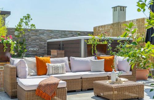 Historic Center Apartment | [Via Indipendenza] – Attico di lusso con Piscina