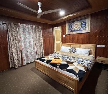 Dal Lake Apartment | VIBEs OF KASHMIR