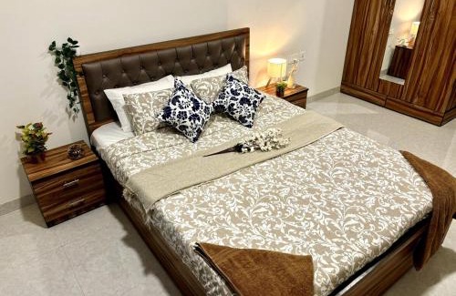 Santacruz Apartment | Vibrant 2 BHK Apt Near Airport