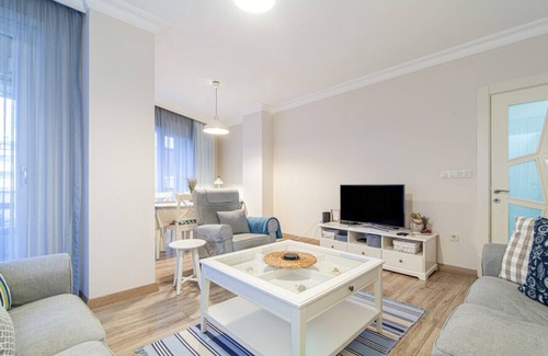 Maltepe Apartment | Vibrant and Central Flat with Balcony in Maltepe