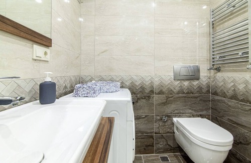 Maltepe Apartment | Vibrant and Central Flat with Balcony in Maltepe