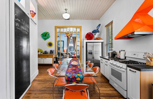 Southtown House | Vibrant Location~Artistic Home~Downtown~King Bed