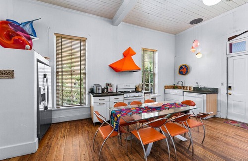 Southtown House | Vibrant Location~Artistic Home~Downtown~King Bed
