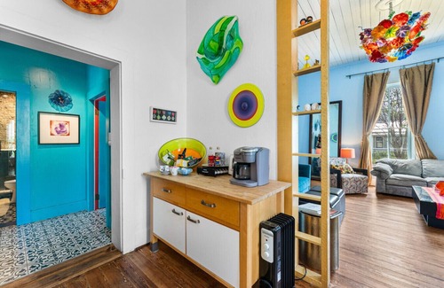 Southtown House | Vibrant Location~Artistic Home~Downtown~King Bed