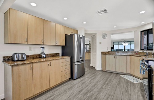 Sand Key Condo | Vibrant, ocean-view condo with hot tub, tennis court, pool, W/D, balcony & grill