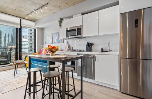 Connaught Apartment | Vibrant PopArt downtown suite, comfy and stylish!
