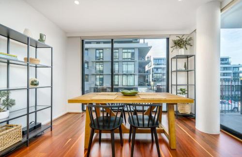 Kingston Apartment | Vibrant Stay with Lakeside Charm in Kingston - Hosted by Canstay
