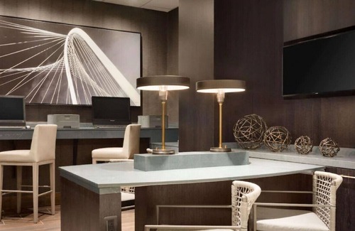 Grapevine House | Vibrant & Tranquil King Suite! Pool, Bar, Gym