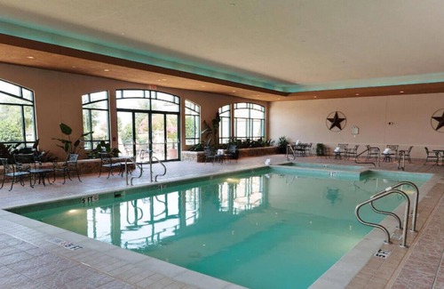 Grapevine House | Vibrant & Tranquil King Suite! Pool, Bar, Gym