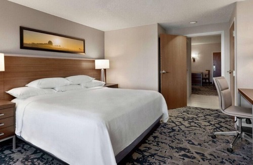 Grapevine House | Vibrant & Tranquil King Suite! Pool, Bar, Gym
