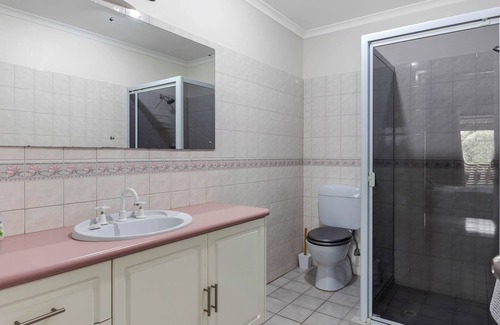 Victor Harbor Cabin | Victor Harbor - Southern Comfort Lodge - WIFI - Smart TV-Sleeps 9