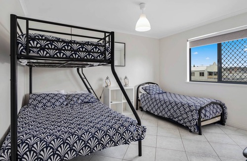 Victor Harbor Cabin | Victor Harbor - Southern Comfort Lodge - WIFI - Smart TV-Sleeps 9