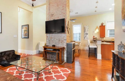 Faubourg Lafayette Apartment | Victorian Central City Apt | Near St Charles Ave