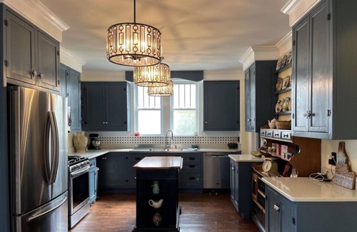 St Ignace House | Victorian charmer just steps from the lake!