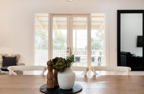 Castlemaine Apartment | Victorian Hilltop Retreat - Firepit & Sunset Views