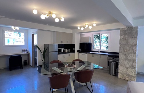 Saint-Sylvestre Apartment | View over Nice, in a quiet hilltop setting just a few steps from the town center.