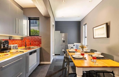 Camps Bay Apartment | View Talay Apt - Panoramic Views & walk to beach