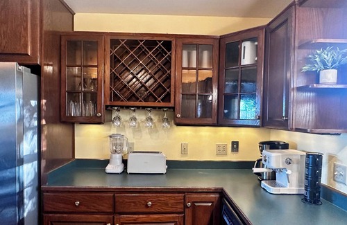 Medford Cottage | VIEWS! Farmhouse-Gated-Wineries-Rogue X