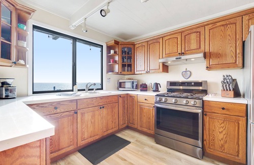 Bodega Bay House | Views from Bodega Head to Jenner! Luxurious Beds. Fireplace. Hot Tub. Dogs yes!