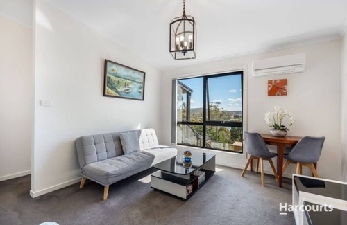 Primrose Sands Apartment | VIEWS ON FALCON : nPerfect for couples or solo travellers