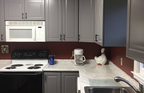 West Jefferson House | Views! Paved Road! KING & Queen beds! 1 FLOOR! 8 min to W Jeff, 30 min to Boone