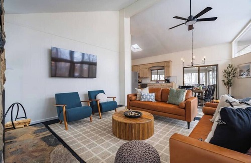 McGaheysville Cabin | Views & Privacy! Sleeps 12, theater, hot tub, and pool table