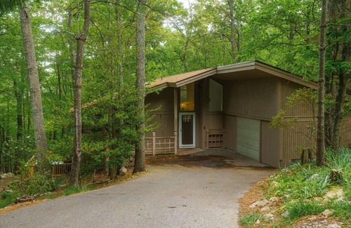 McGaheysville Cabin | Views & Privacy! Sleeps 12, theater, hot tub, and pool table