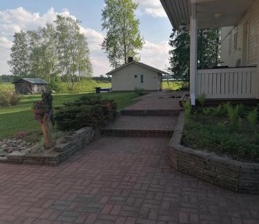 Nivala House | Viihtyisä saunamökki päärakennuksen takana, oma rauha