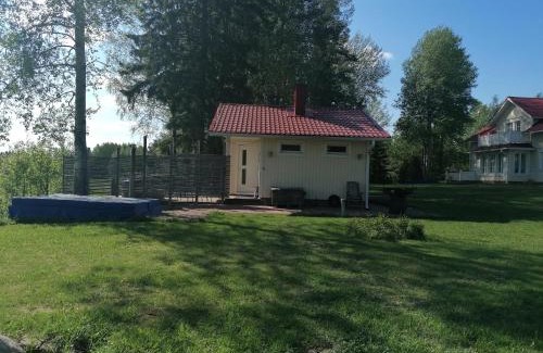 Nivala House | Viihtyisä saunamökki päärakennuksen takana, oma rauha