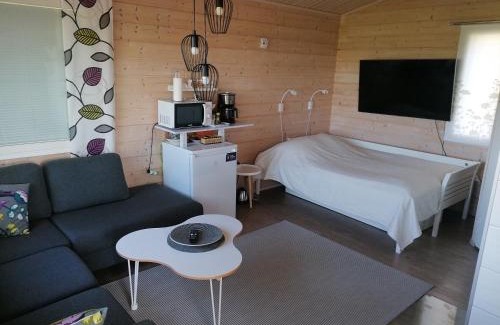 Nivala House | Viihtyisä saunamökki päärakennuksen takana, oma rauha