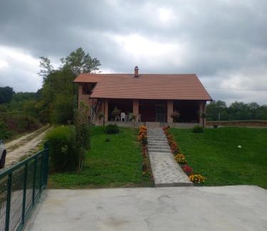Mladenovac House | VIKENDICA GARAŠKI KUTAK