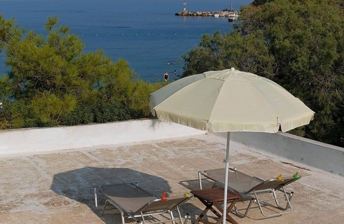 Kini House | VILA "INSPIRATION" - ON KINI BEACH. House with garden & free parking -sea view