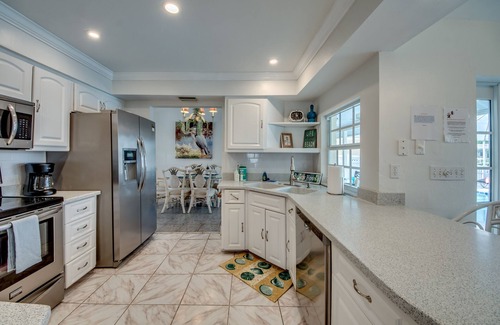 Yacht Club House | Villa 11 Walk to Beach, Pool, Bikes, Kayaks, Direct Gulf Access, 154 Reviews.