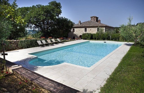 Rapolano Terme House | Villa Adalia: An elegant and welcoming apartment that covers the entire top floor of an ancient country manor built on a hillside, surrounded by meadows and woods.