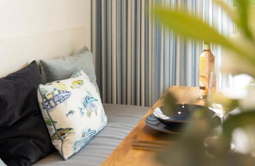 Nordhorn House | Villa am See für bis zu 6 Personen mit Kaminofen, Badewanne und Sauna - Haustiere herzlich willkommen, direkt am Wasser gelegen