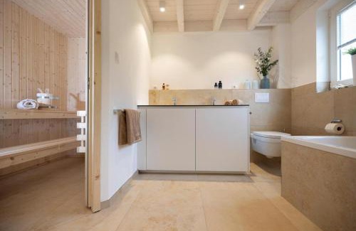 Nordhorn House | Villa am See für bis zu 6 Personen mit Kaminofen, Badewanne und Sauna - Haustiere herzlich willkommen, direkt am Wasser gelegen