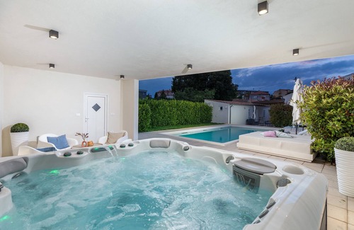 Gregovica Villa | Villa Amia in Pula for 6 people with jacuzzi & kids playground - pet friendly